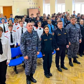 В преддверии 23 февраля столичные росгвардейцы провели урок мужества для кадетов